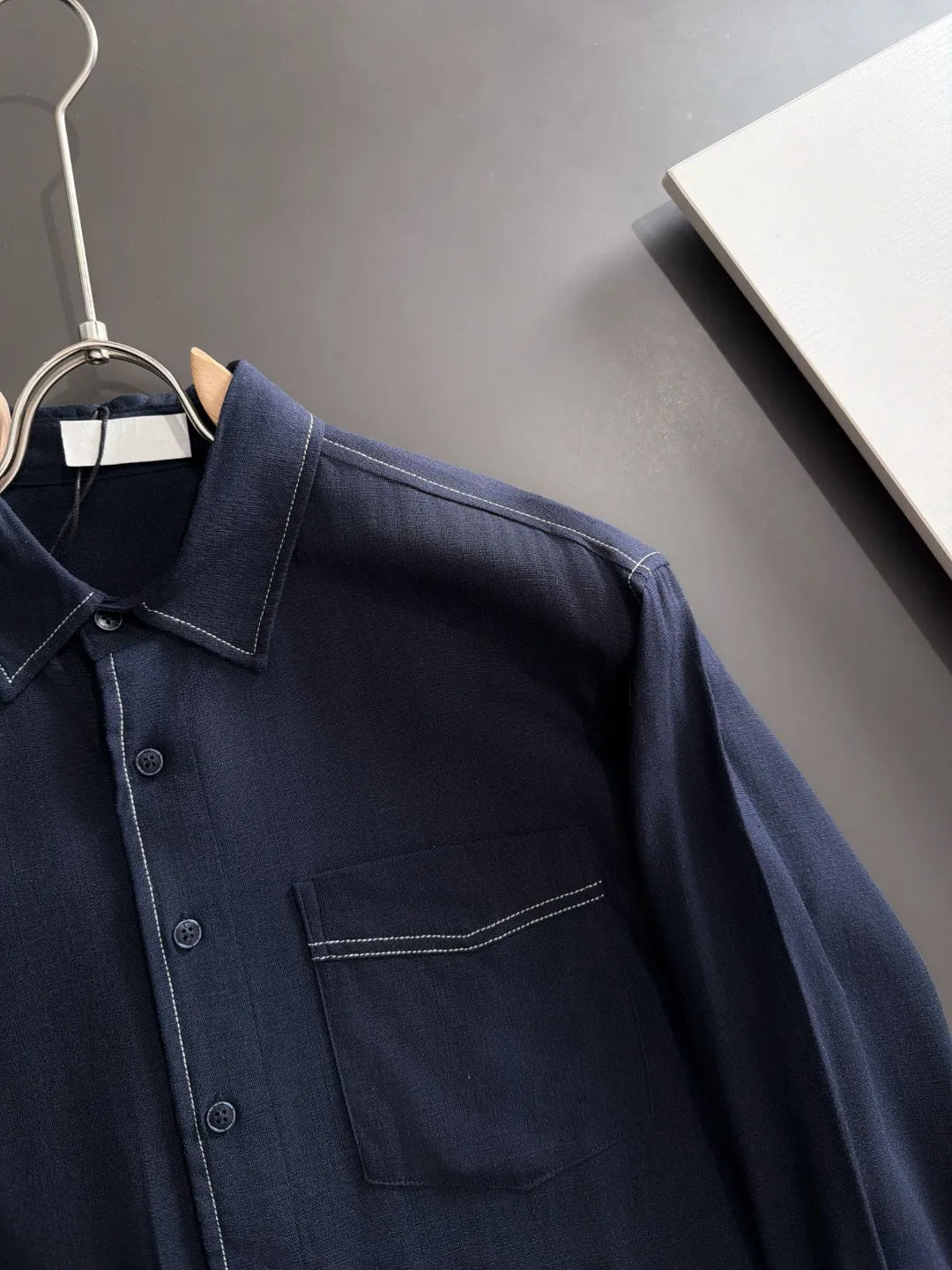 Next day shipment P195 Balenciaga 2025 Autumn and Winter New Arrival shirt, casual Versatile long-sleeved shirt, with a new style interpretation and eye-catching earth tones, the fashion trend index of the entire shirt immediately soared! Made of imported 100% poplin pure cotton material, the light, silky and lustrous silk fabric properties bring an unusual high-end visual sense, and the upper body comfort is needless to say. The hand-tailored pieces are unique in the market! Technological electrostatic pressure spraying machine. The fluff is attracted by the plant body due to the different electric potential. It accelerates vertically and flies up to the pattern that has been scraped and primed. It is then dried in a high-temperature pipe oven to increase the fastness. The fashionable small pointed collar is paired with a flat-angled hem design, which is simple and capable overall! Sizes:M-3XL